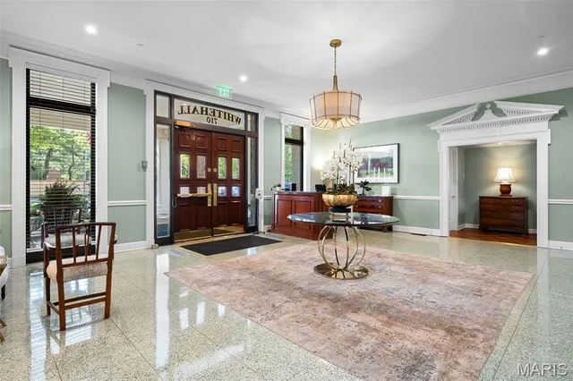 $975,000 | 710 South Hanley Road, Unit 17C, Clayton, MO 63105