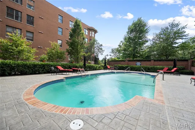 $975,000 | 710 South Hanley Road, Unit 17C, Clayton, MO 63105
