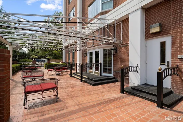 $975,000 | 710 South Hanley Road, Unit 17C, Clayton, MO 63105