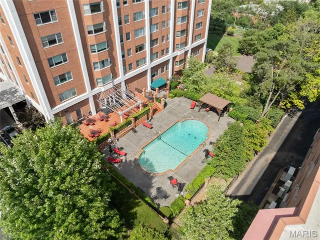 $975,000 | 710 South Hanley Road, Unit 17C, Clayton, MO 63105