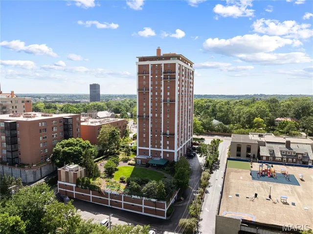 $975,000 | 710 South Hanley Road, Unit 17C, Clayton, MO 63105