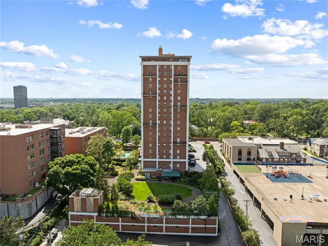 $975,000 | 710 South Hanley Road, Unit 17C, Clayton, MO 63105
