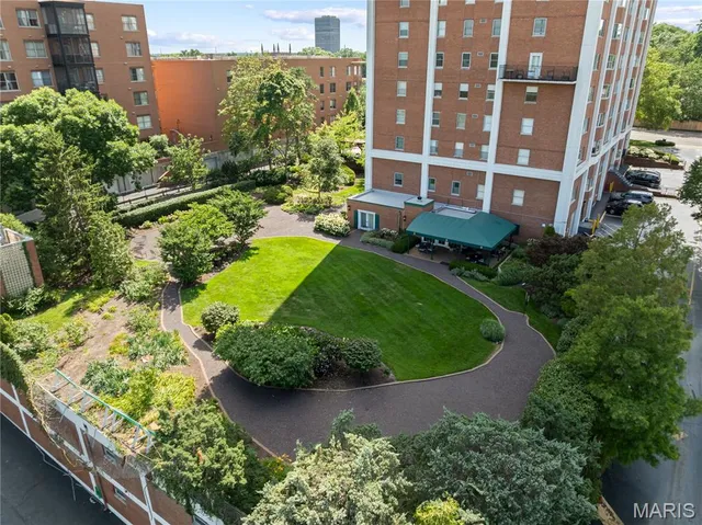 $975,000 | 710 South Hanley Road, Unit 17C, Clayton, MO 63105