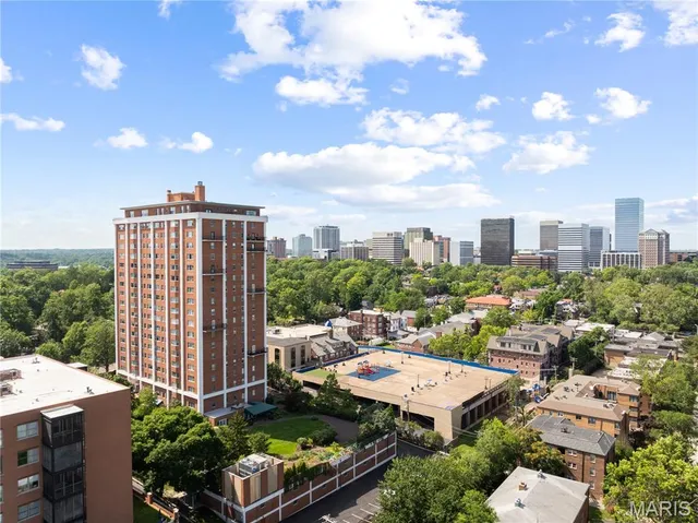 $975,000 | 710 South Hanley Road, Unit 17C, Clayton, MO 63105