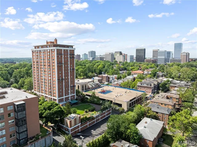 $975,000 | 710 South Hanley Road, Unit 17C, Clayton, MO 63105