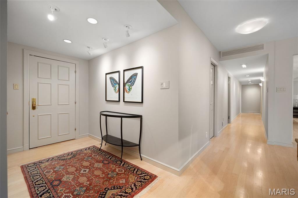 710 South Hanley Road, Unit 17C Clayton, MO 63105 - Photo 7 of 64