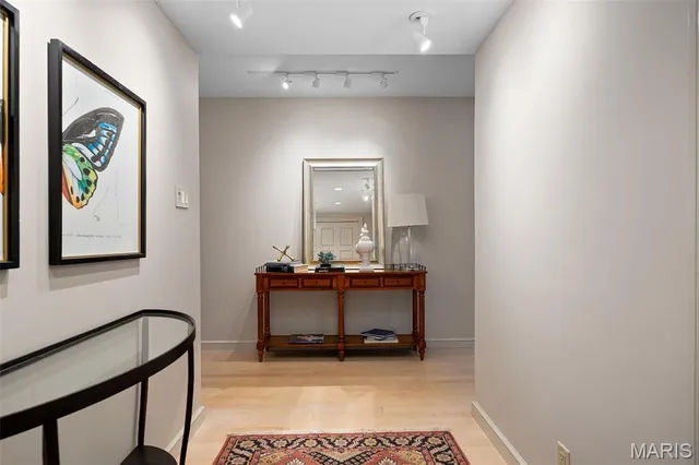 $975,000 | 710 South Hanley Road, Unit 17C, Clayton, MO 63105