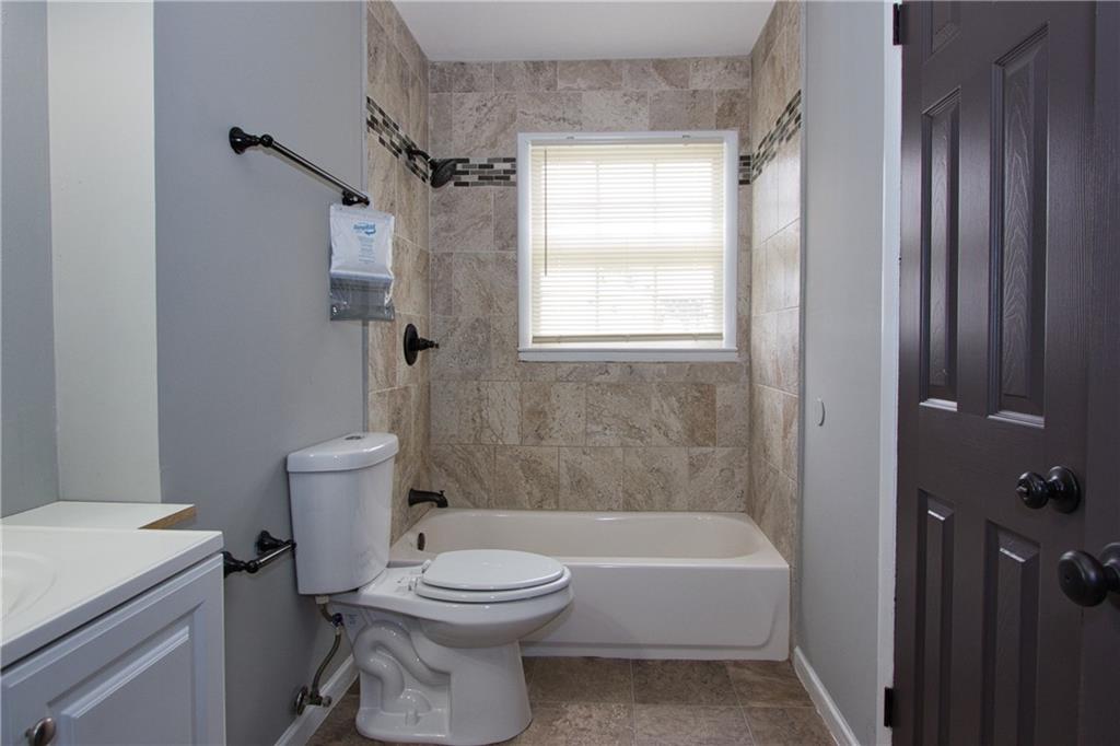 2974 McGlynn Court Decatur, GA 30034 - Photo 15 of 28 a bathroom with a toilet a sink and bathtub