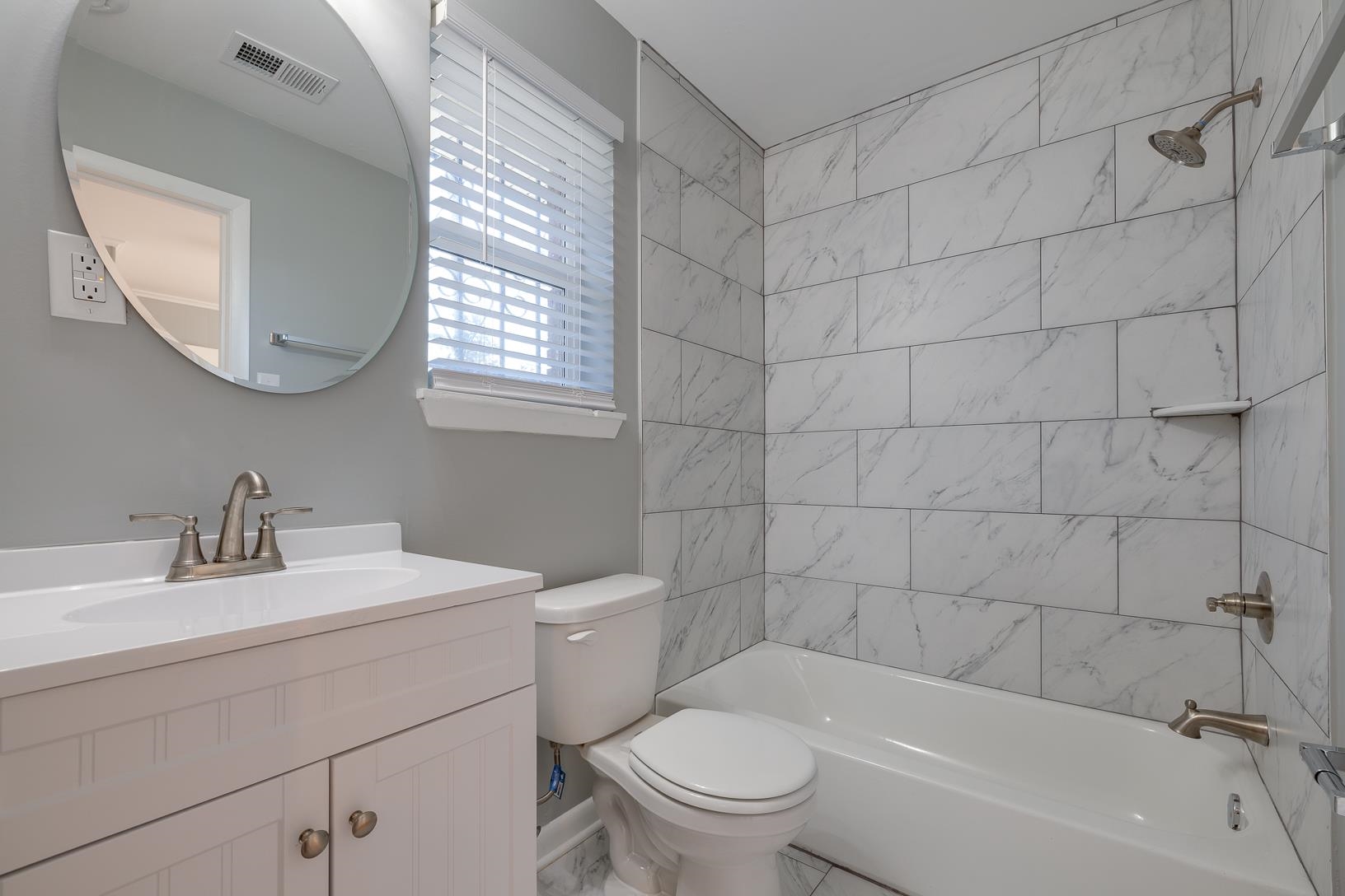 1490 Wilbec Road Memphis, TN 38117 - Photo 11 of 19 a bathroom with a sink mirror toilet and bathtub