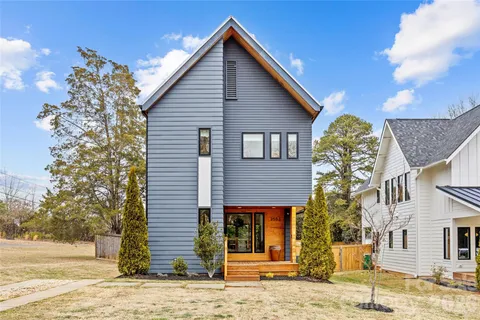 $700,000 | 2553 Elkwood Circle, Charlotte, NC 28205