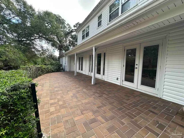 a view of a house with backyard