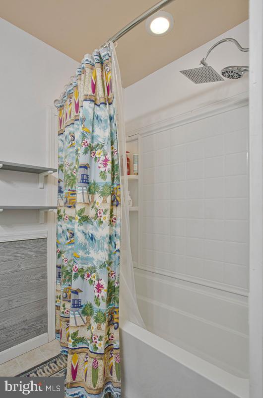 6600 Ashland Road La Plata, MD 20646 - Photo 24 of 40 a bathroom with a picture of shower curtain