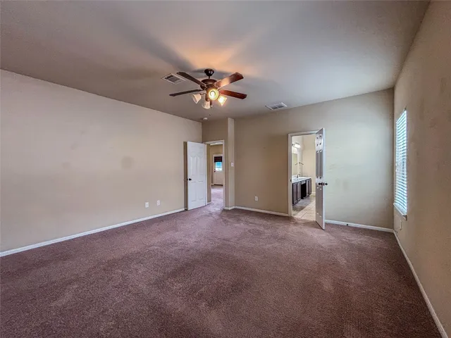 a view of empty room with a ceiling fan