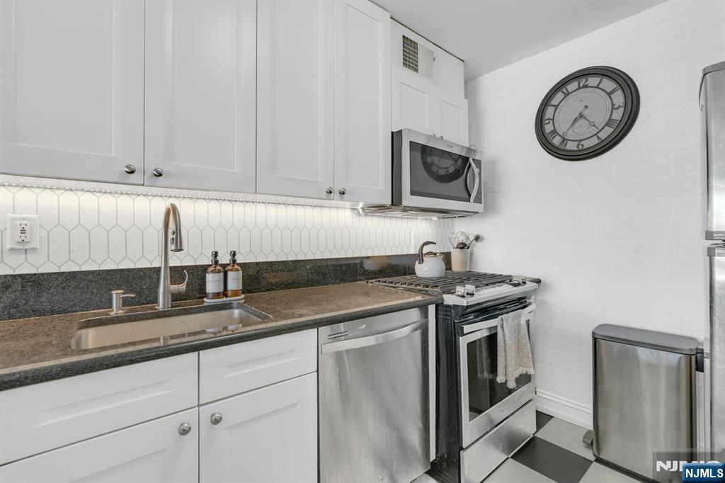 1203 River Road, Unit 9D Edgewater, NJ 07020 - Photo 15 of 42