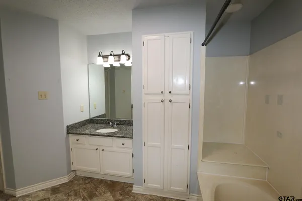 $1,400 | 963 Creekside Drive, Tyler, TX 75703