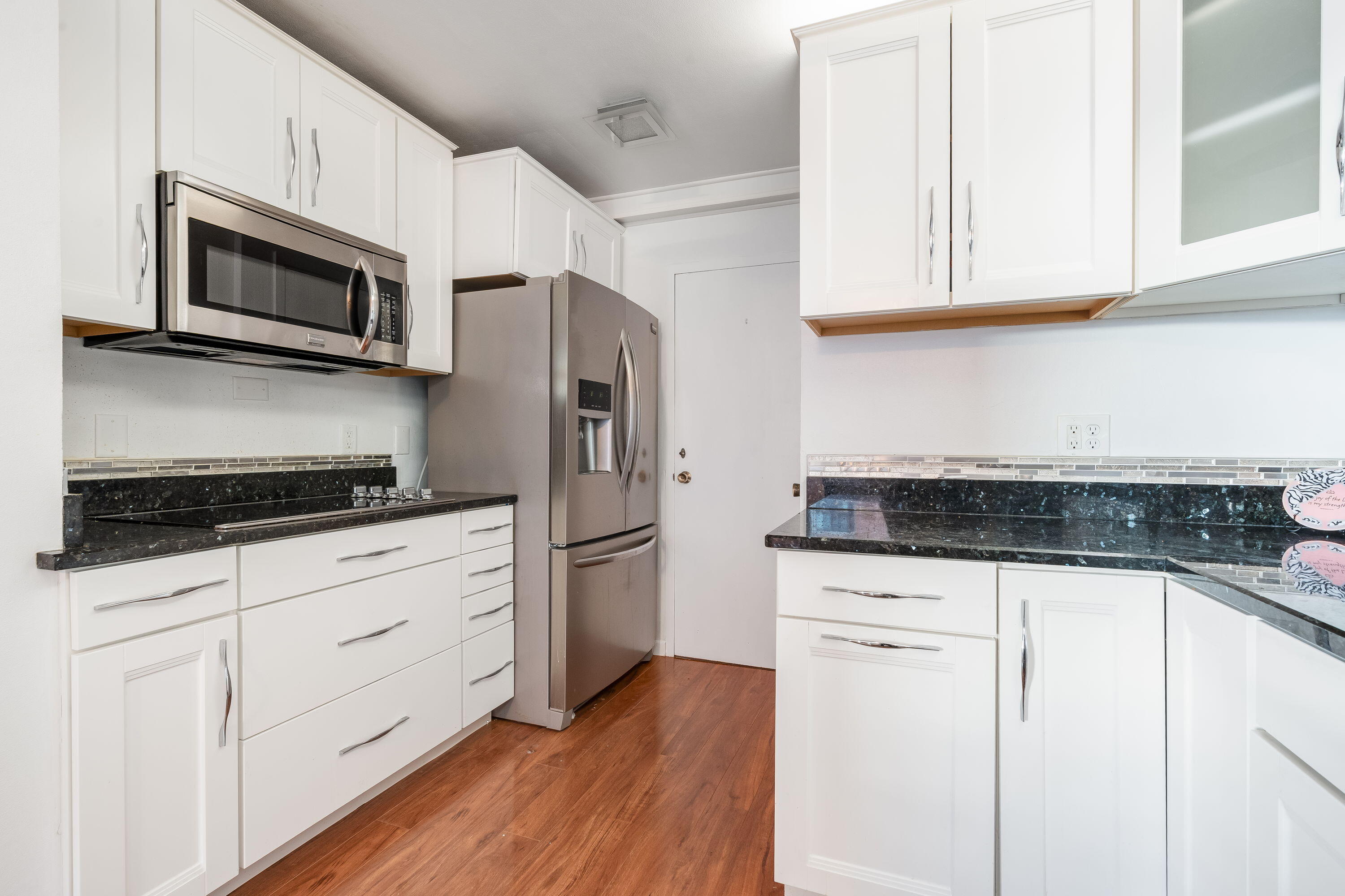 1610 North Prospect Avenue, Unit 903 Milwaukee, WI 53202 - Photo 7 of 26 Kitchen