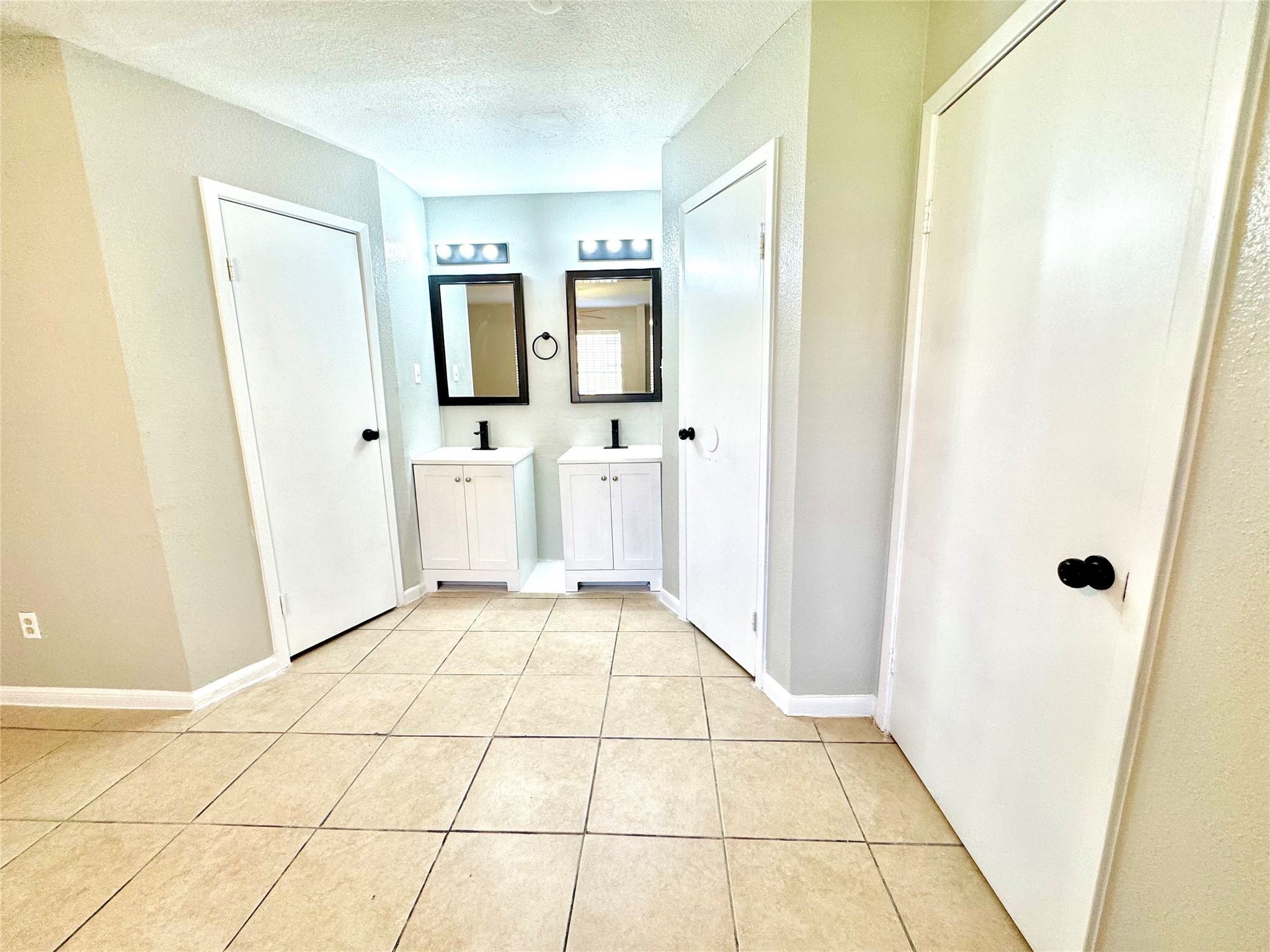 9090 South Braeswood Boulevard, Unit 47 Houston, TX 77074 - Photo 14 of 30 a view of bathroom with bathtub and shower