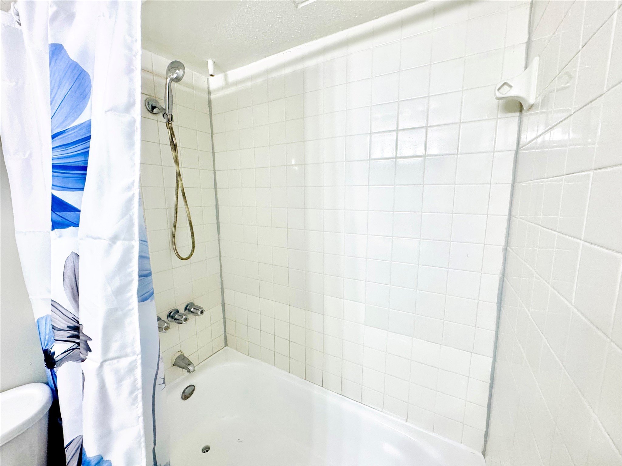 9090 South Braeswood Boulevard, Unit 47 Houston, TX 77074 - Photo 18 of 30 a bathroom with a shower and a shower