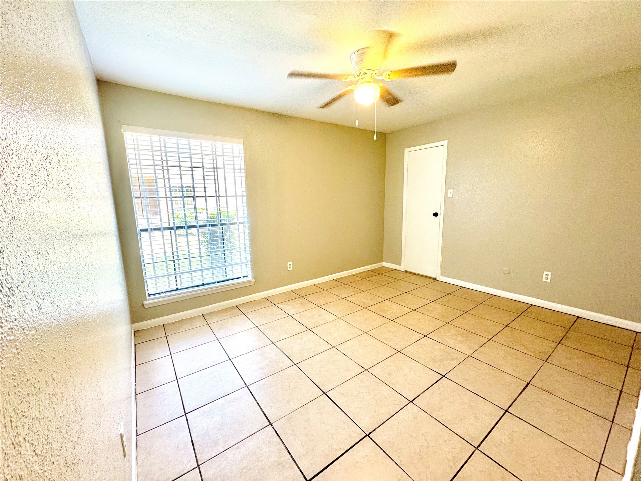 9090 South Braeswood Boulevard, Unit 47 Houston, TX 77074 - Photo 21 of 30 a view of an empty room and a window
