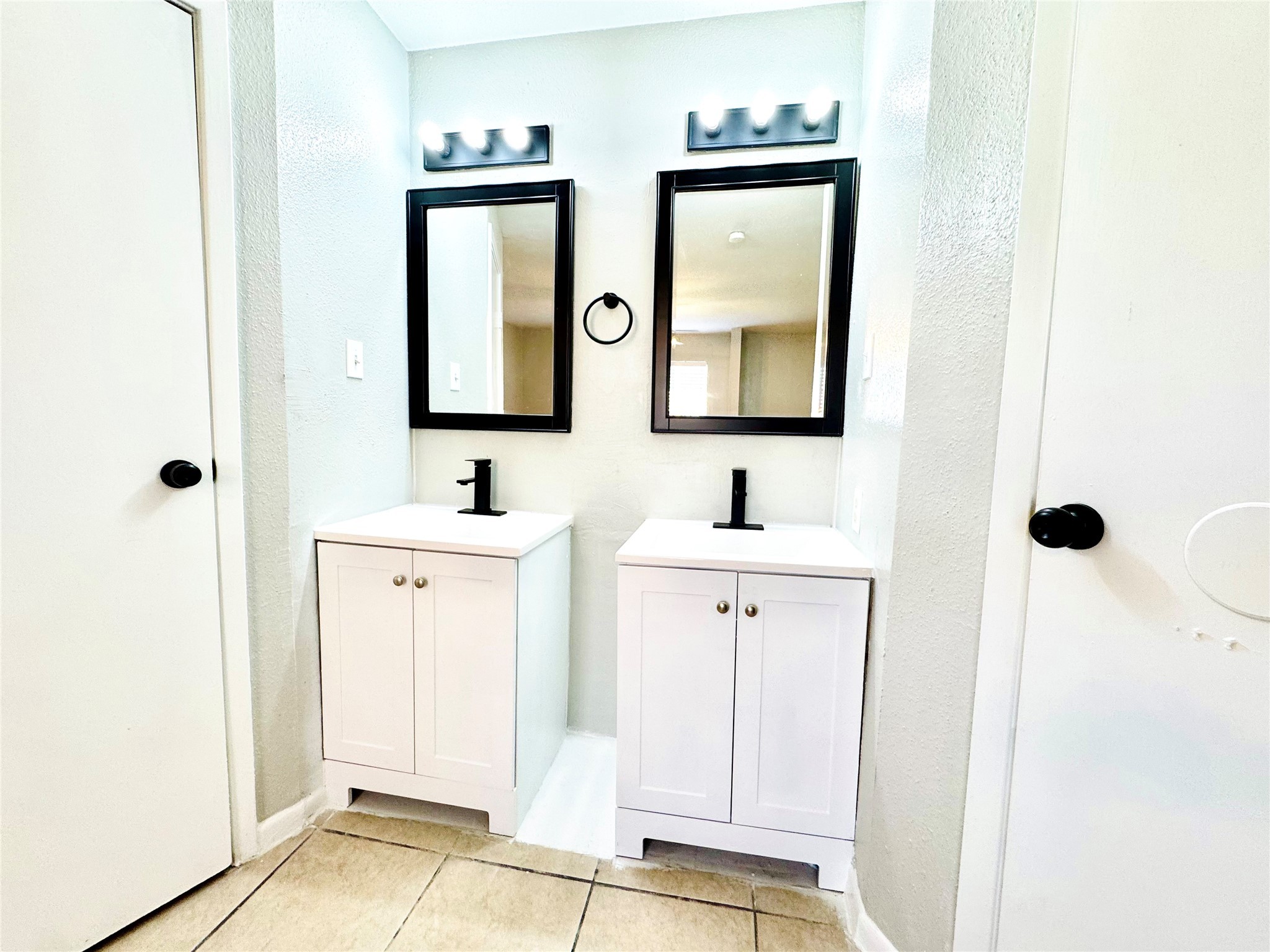 9090 South Braeswood Boulevard, Unit 47 Houston, TX 77074 - Photo 5 of 30 a bathroom with a sink and a mirror