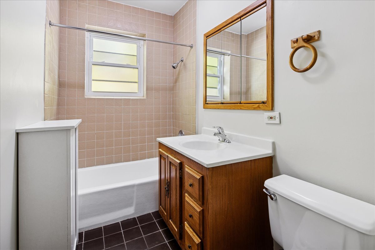 734 West Wrightwood Avenue, Unit B Chicago, IL 60614 - Photo 9 of 21 a bathroom with a sink a toilet and bathtub
