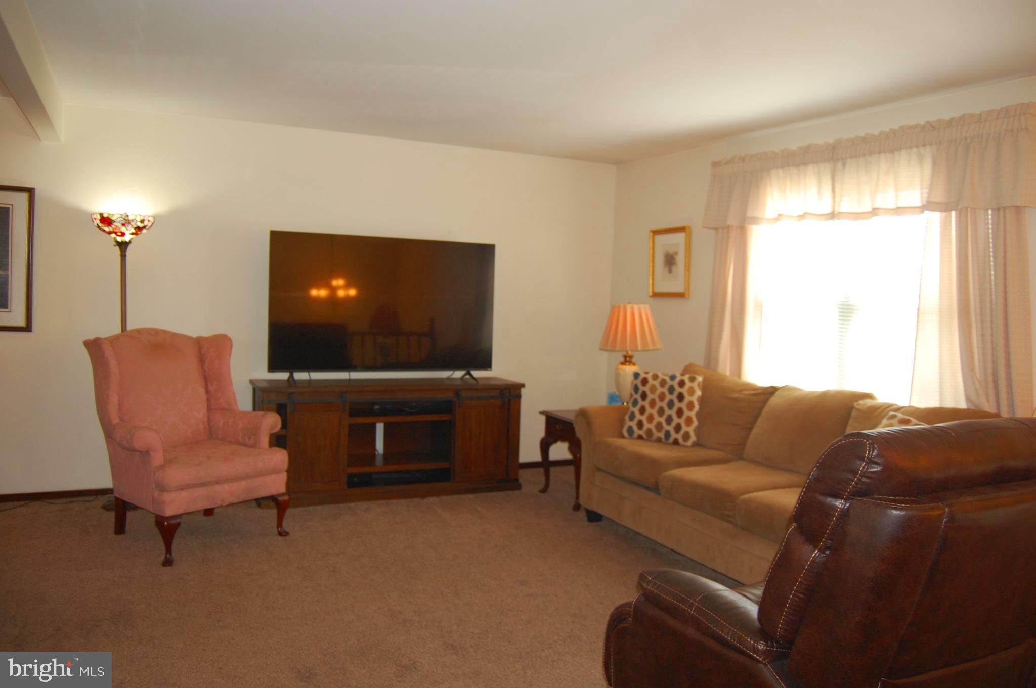 904 Mennonite Road Royersford, PA 19468 - Photo 10 of 27 LivingRm