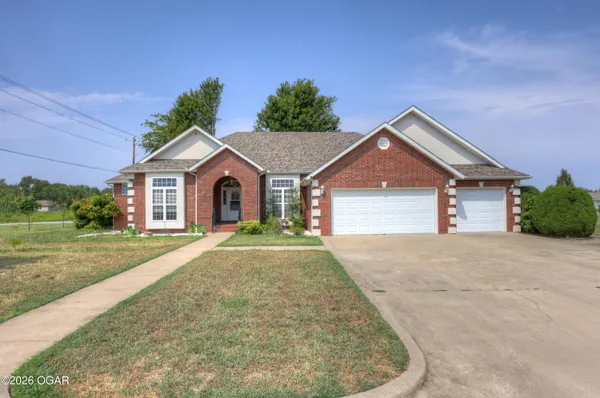 $370,000 | 1624 Lakeview Dr., Webb City, MO 64870