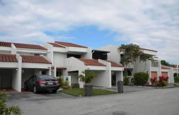 $325,000 | 6563 Racquet Club Drive, Unit 124, Lauderhill, FL 33319