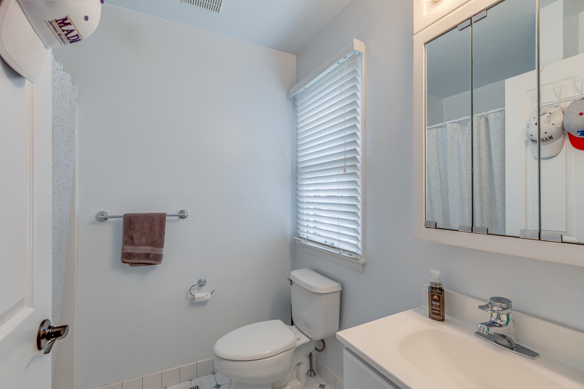 17 Utica Road Marlton, NJ 08053 - Photo 18 of 29 Ensuite full bathroom