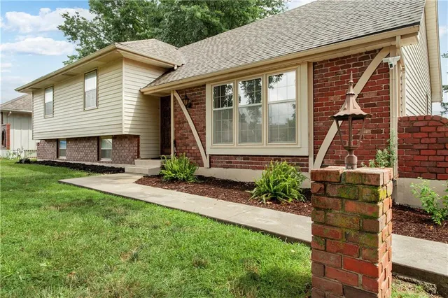 $329,000 | 1004 Southwest Twilight Lane, Blue Springs, MO 64015