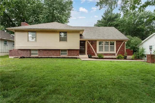 $329,000 | 1004 Southwest Twilight Lane, Blue Springs, MO 64015
