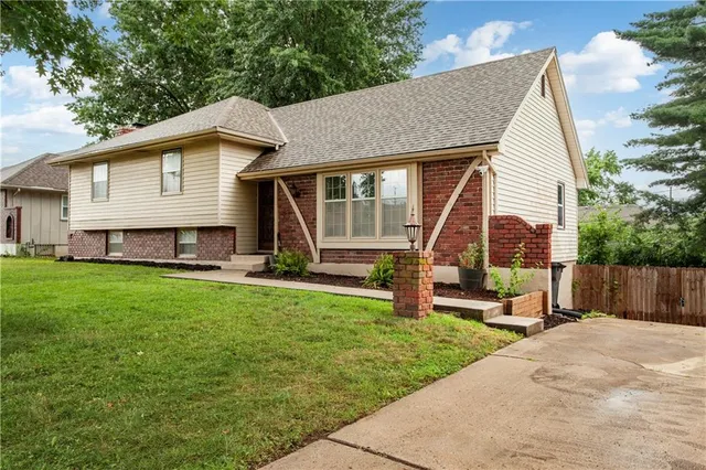 $329,000 | 1004 Southwest Twilight Lane, Blue Springs, MO 64015