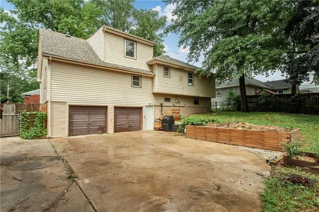 $329,000 | 1004 Southwest Twilight Lane, Blue Springs, MO 64015