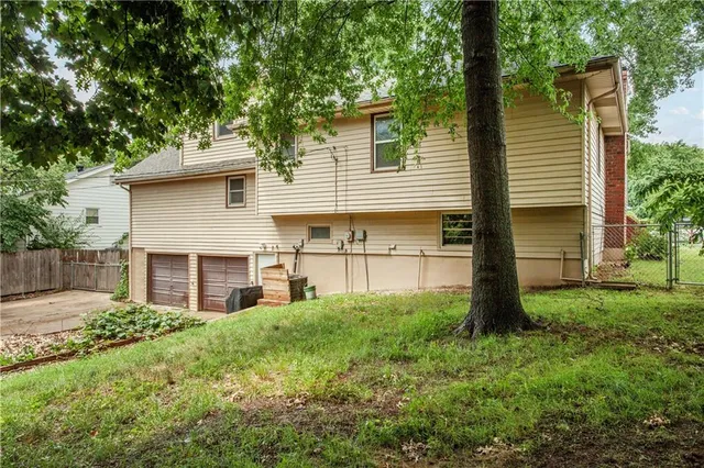 $329,000 | 1004 Southwest Twilight Lane, Blue Springs, MO 64015