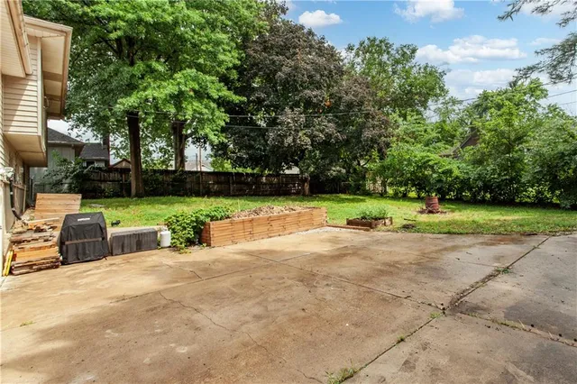 $329,000 | 1004 Southwest Twilight Lane, Blue Springs, MO 64015