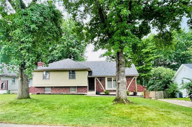 $329,000 | 1004 Southwest Twilight Lane, Blue Springs, MO 64015