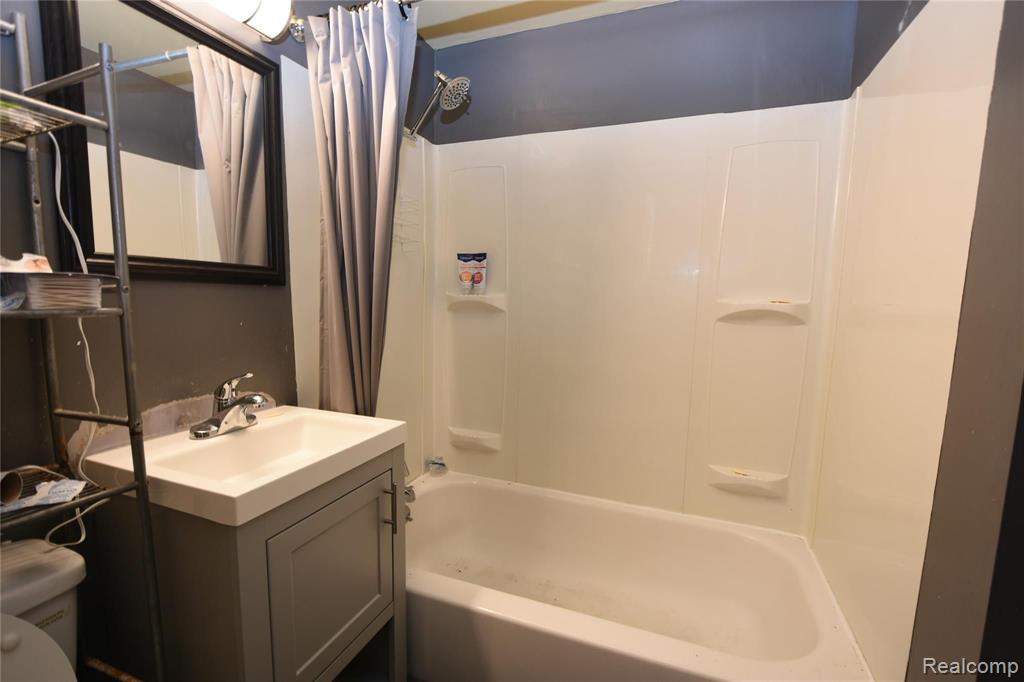 4010 North Genesee Road Flint, MI 48506 - Photo 4 of 12 Gallery Image 4