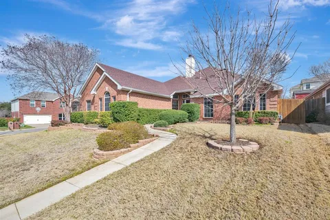$400,000 | 7928 Parkwood Plaza Drive, Fort Worth, TX 76137