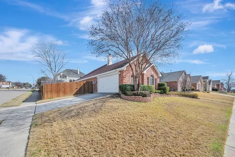 $400,000 | 7928 Parkwood Plaza Drive, Fort Worth, TX 76137