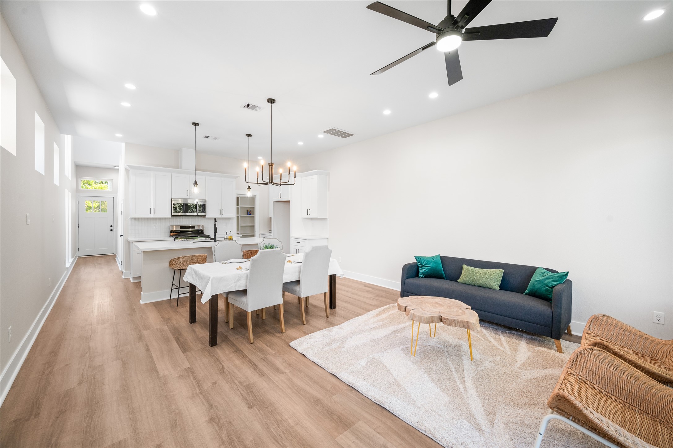 921 East 38th Street Houston, TX 77022 - Photo 19 of 40 a living room with furniture and a wooden floor