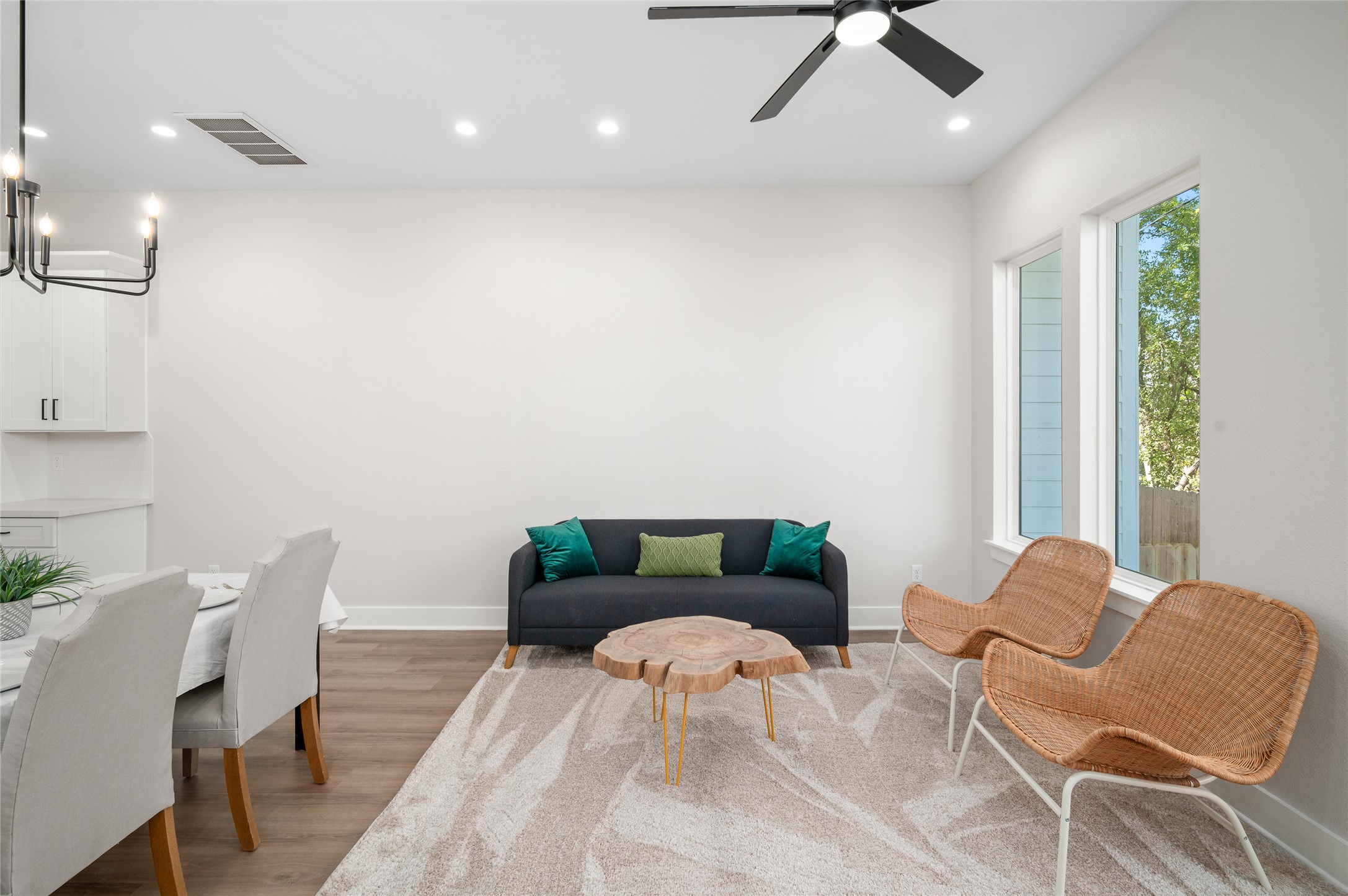 921 East 38th Street Houston, TX 77022 - Photo 20 of 40 a living room with furniture and a window
