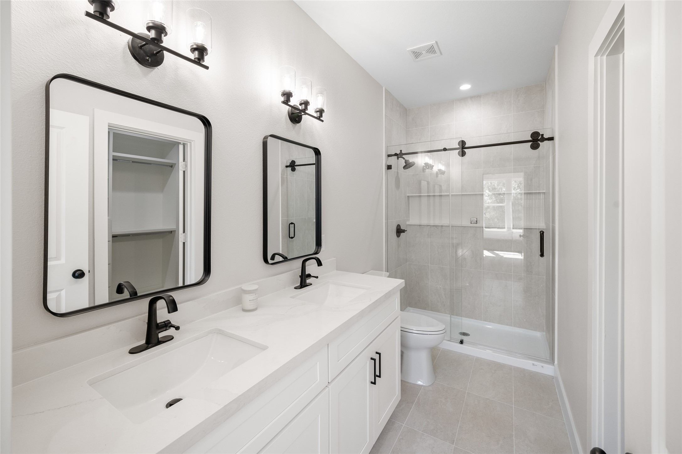 921 East 38th Street Houston, TX 77022 - Photo 26 of 40 a bathroom with a tub sink toilet and mirror