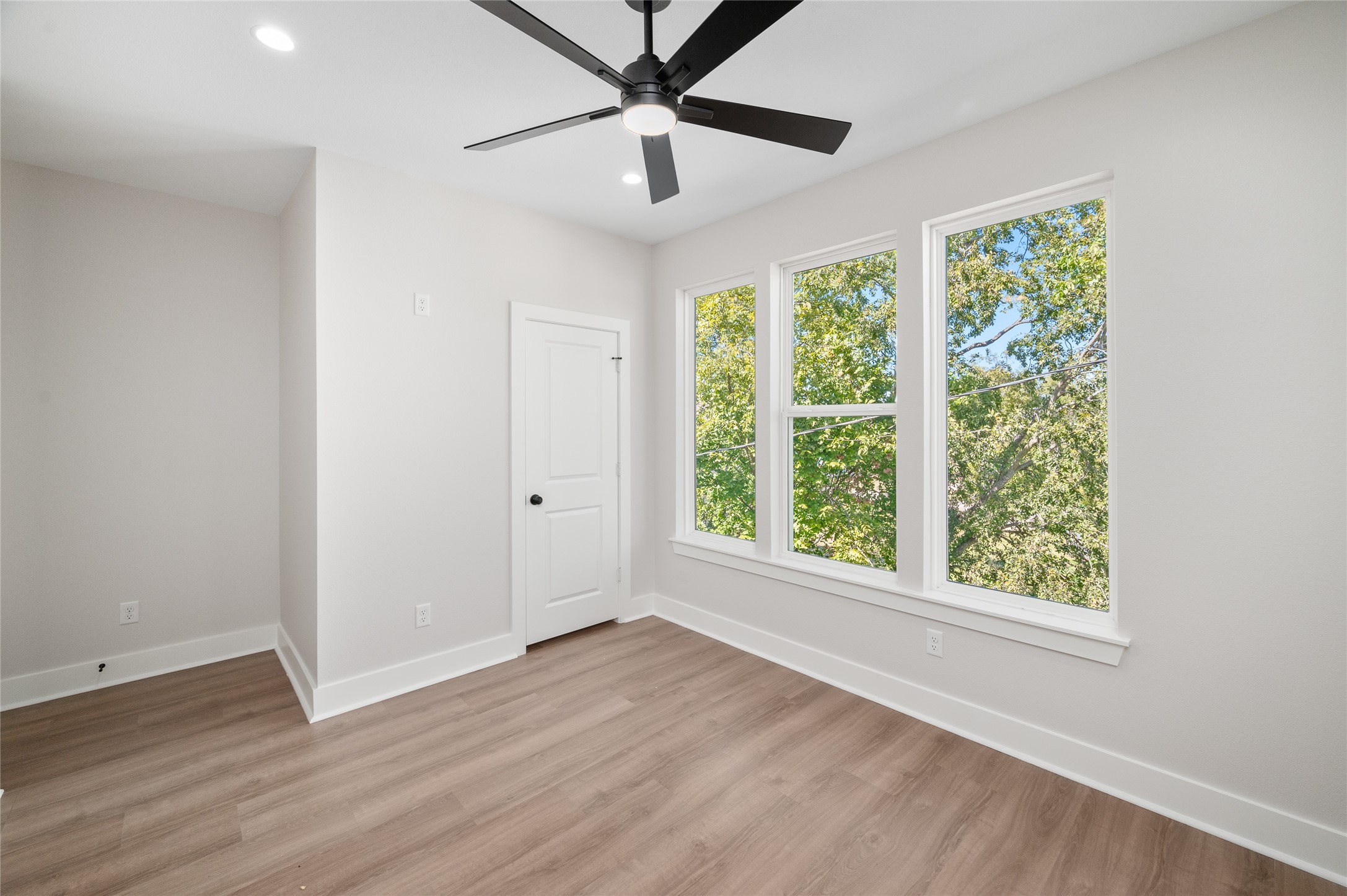 921 East 38th Street Houston, TX 77022 - Photo 38 of 40 a view of an empty room with wooden floor and a window