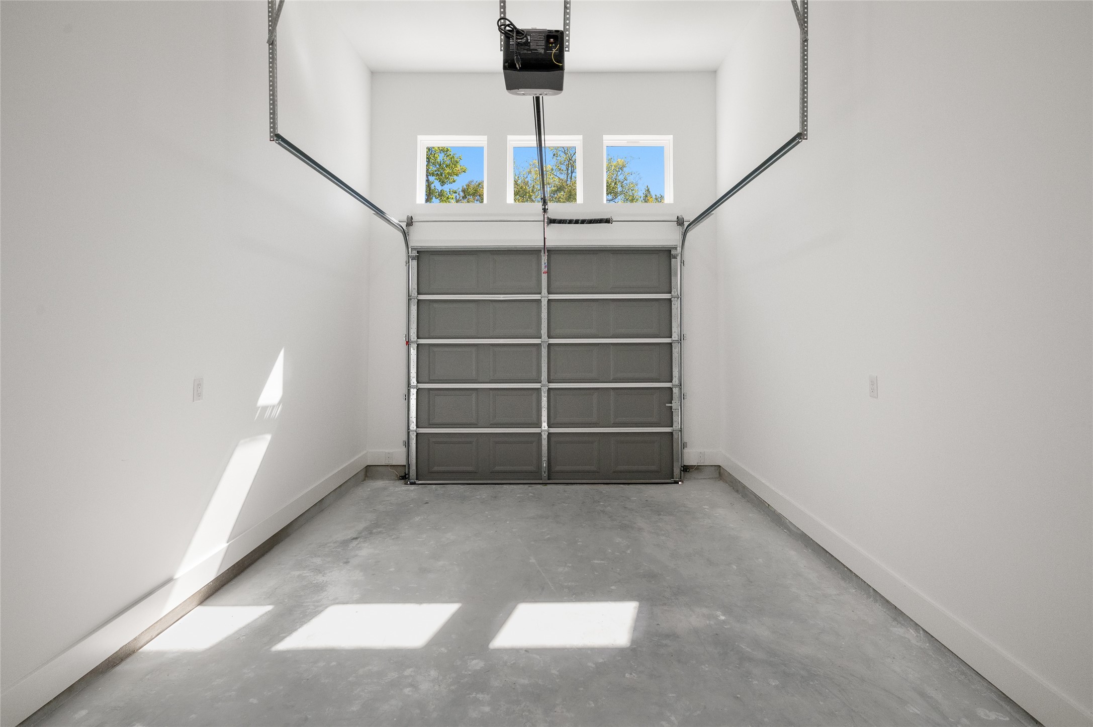 921 East 38th Street Houston, TX 77022 - Photo 8 of 40 a view of an empty room and a window