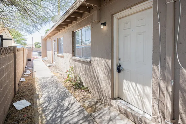 $1,095 | 2352 East Broadway Road, Unit B, Mesa, AZ 85204