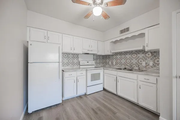 $1,095 | 2352 East Broadway Road, Unit B, Mesa, AZ 85204
