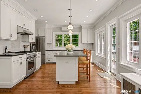 $2,099,000 | 5 Farnham Court, Westport, CT 06880