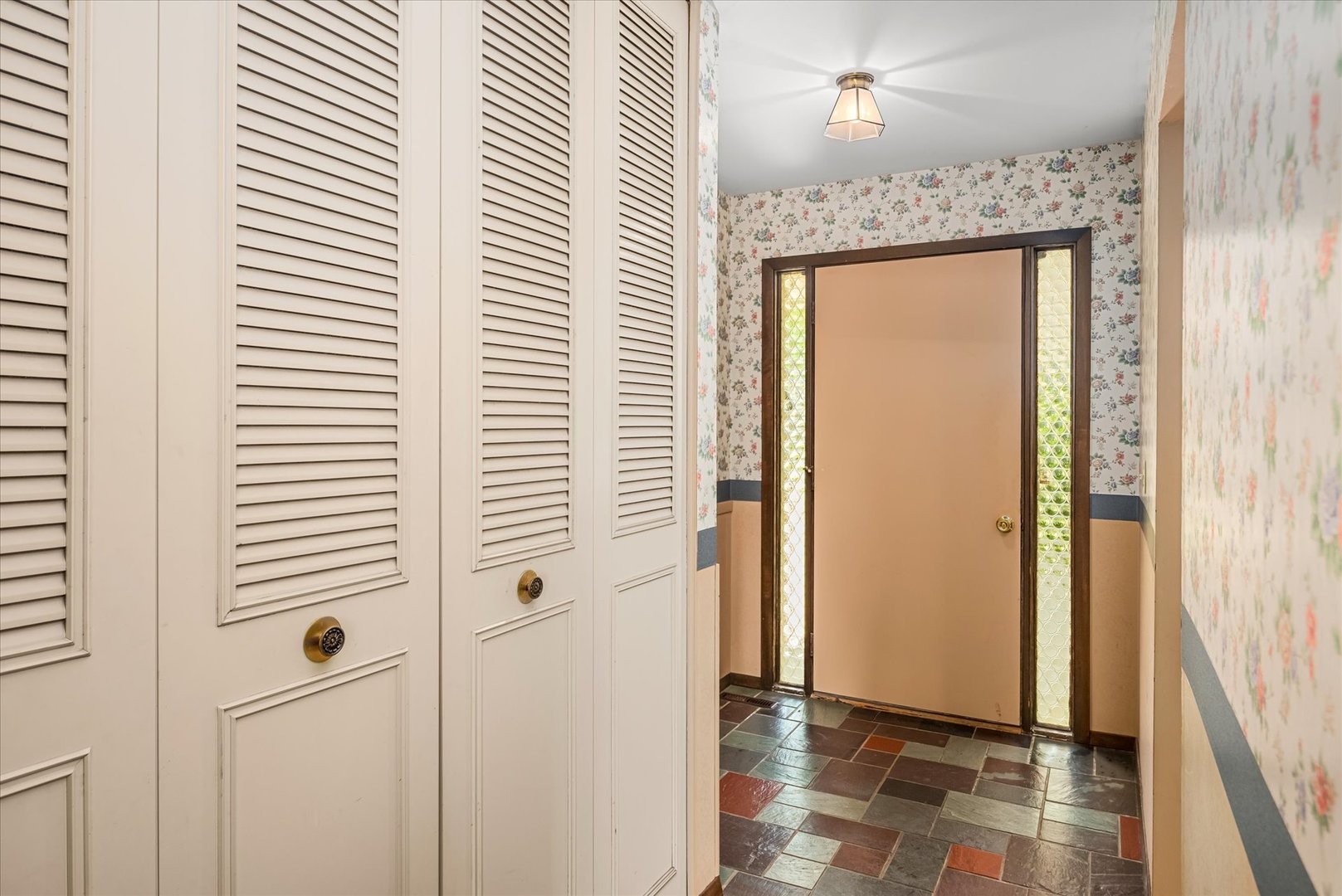 33 Somerset Road Montgomery, IL 60538 - Photo 4 of 17 a view of a bathroom with a shower and a sink
