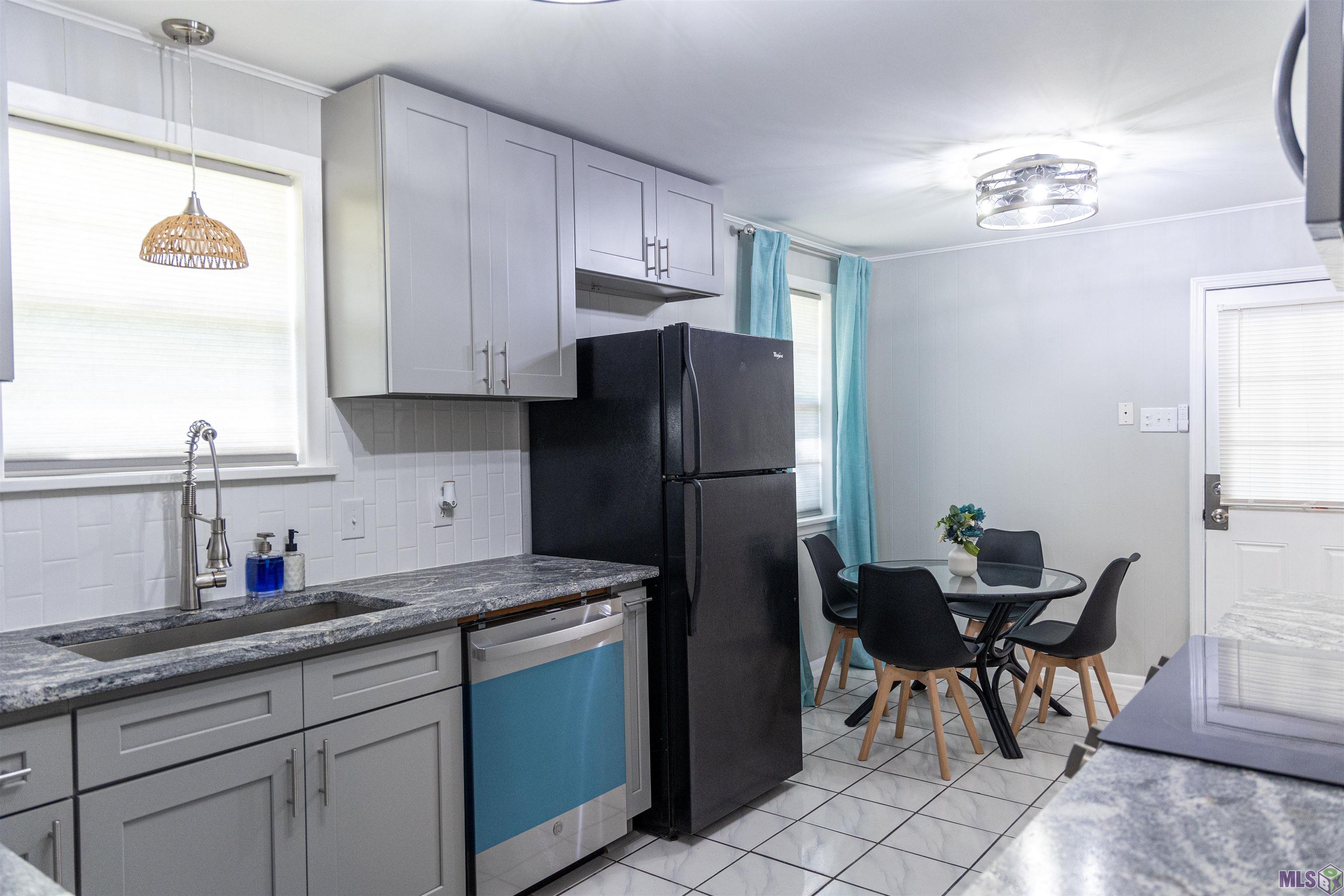 Kitchen/Entrance