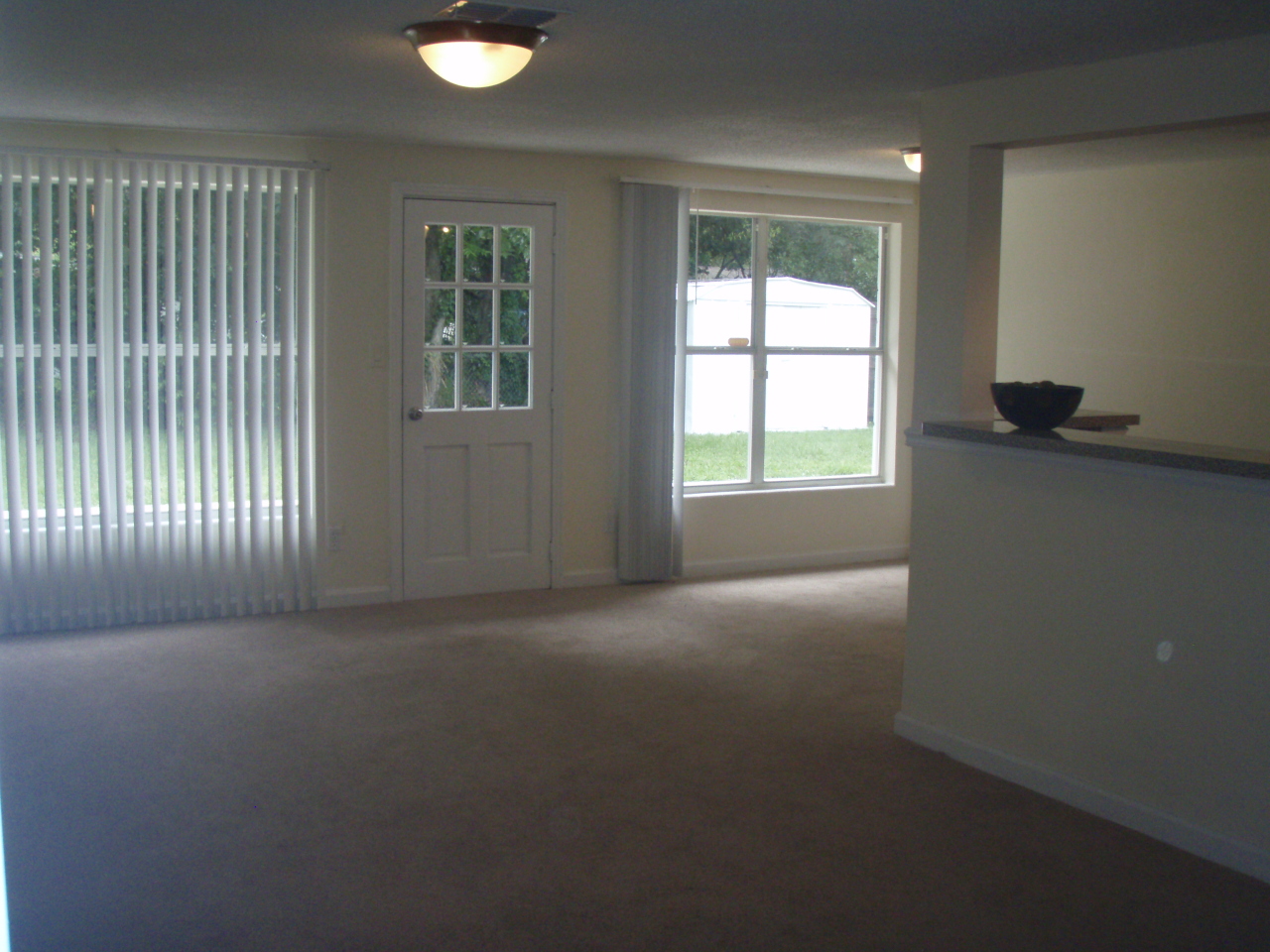 4238 Glenview Road Jacksonville, FL 32207 - Photo 6 of 6 an empty room that has a window